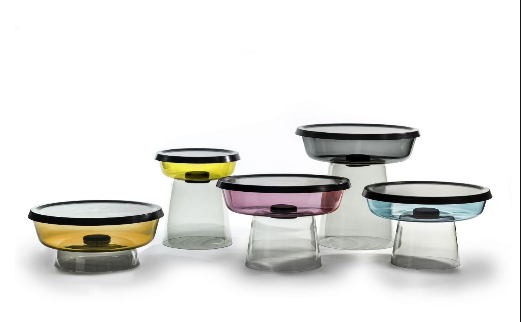 Designerskie stoliki wyglądające jak kolorowe pojemniczki. Projekt: Lucie Koldova
