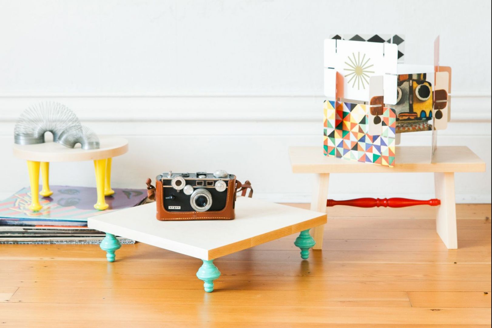 Radosne kolory i piękna forma to dwa genialne składniki ciekawego stolika. Projekt: Fruitsuper design