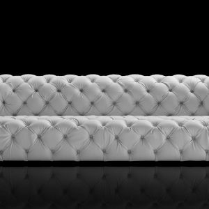 Pikowana klasyczna sofa "Chester Moon". Długa, dzięki czemu można na niej usiąść wiele osób, ale też miękka. Fot. Baxter 