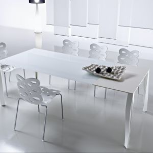Oryginalne krzesła podkreślają minimalistyczny styl stołu "Diapason" (Ciacci, dystrybucja w Polsce Kler). Fot. Archiwum