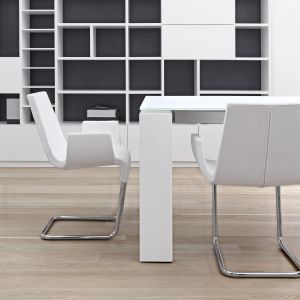 O uroku tej jadalni stanowią przede wszystkim krzesła na metalowych płozach i charakterystyczna, szeroka noga stołu. Fot. Bonaldo