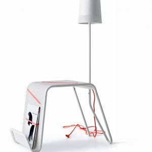 Lampa ze stolikiem to oszczędność miejsca i dobry design w jednym. Projekt: Tomek Rygalik Fot. IKEA