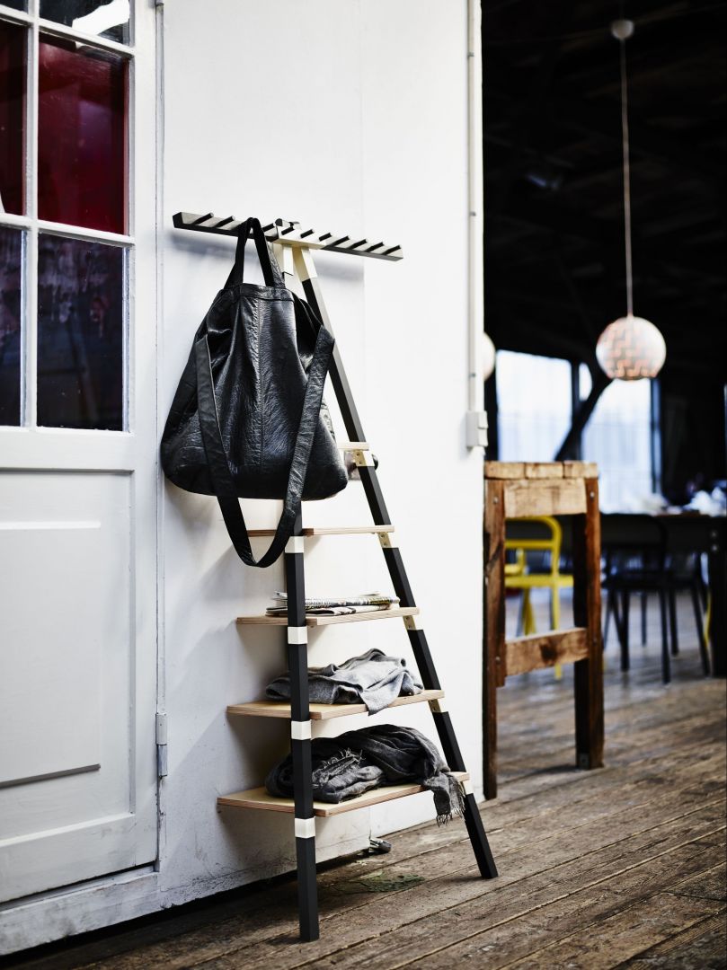 Półki-drabiny przytwierdzane do ściany są bardzo praktyczne i pojemne. Fot. IKEA