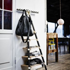 Półki-drabiny przytwierdzane do ściany są bardzo praktyczne i pojemne. Fot. IKEA