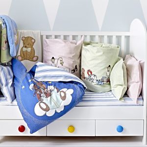 W łóżeczku Gonatt znajdziemy praktyczną szufladę ozdobioną kolorowymi gałeczkami. Fot. IKEA