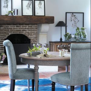 Stół "Luberon" marki Grange. Okrągły stół to mebel często spotykany w rustykalnych wnętrzach. Fot. Grange.