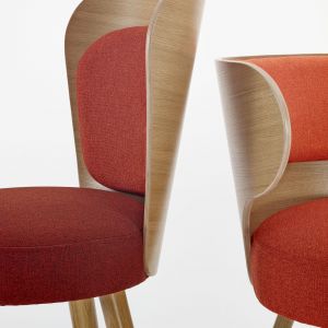 Krzesła "K2" Paged. Delikatnie zaokrąglone oparcie z tapicerowanym wnętrzem i miękkie, okrągłe siedzisko. Nowoczesność czy bardziej klasyka? Fot. Paged