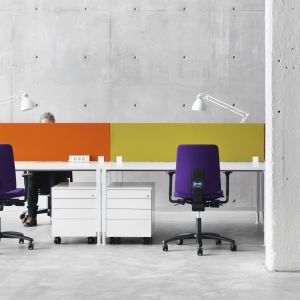 System biurek pracowniczych „Alku Face” firmy Martela. Są nie tylko funkcjonalne ale też przyjemnie kolorowe. Fot. Martela