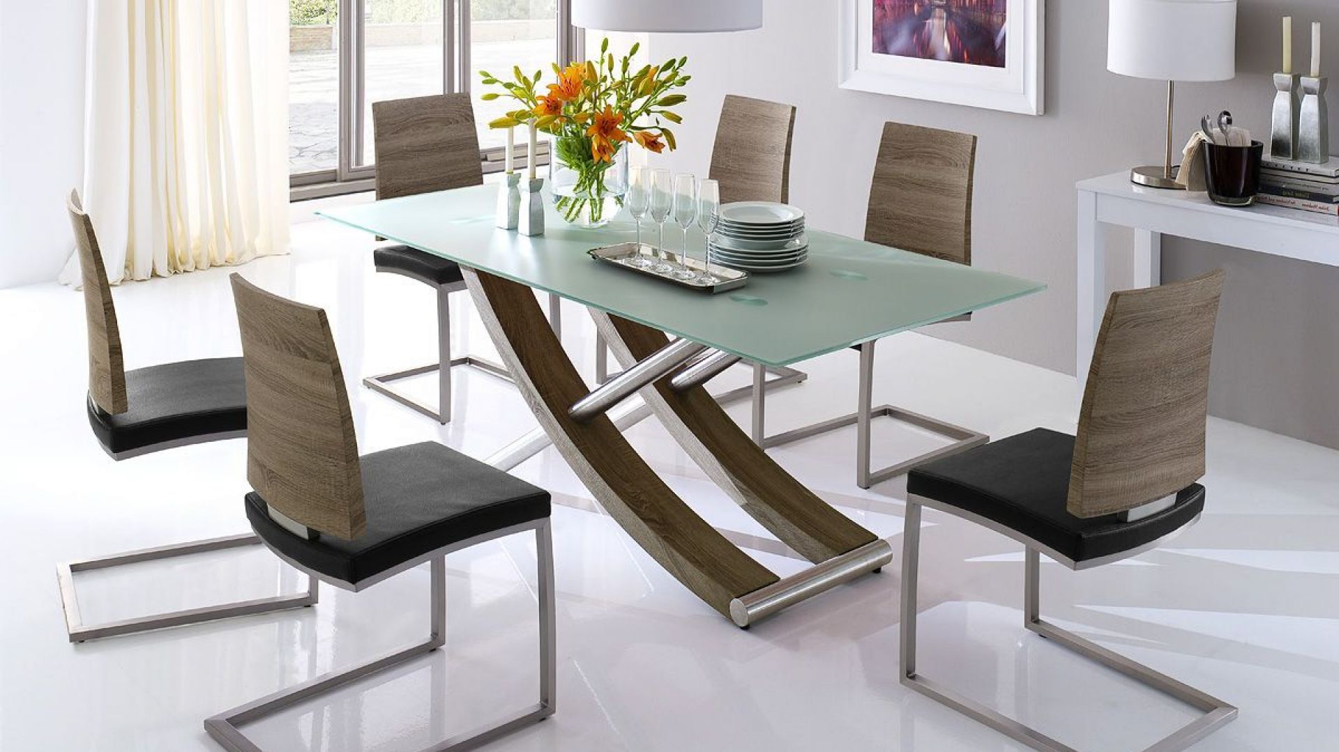 Krzesła nowoczesne na metalowych nogach 