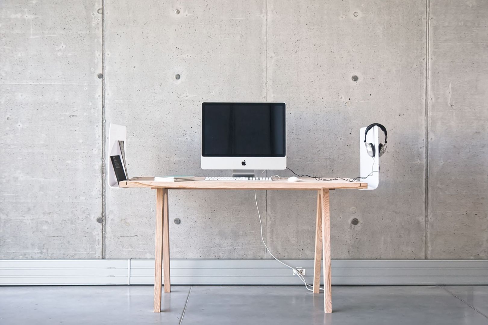Worknest to zestaw, który pozwala na stworzenie funkcjonalnego i estetycznego miejsca pracy. bazą jest biurko oraz rodzaj parawanu, drabinki. oba wykonane z jasnego drewna.
Fot. Archiwum projektantki 