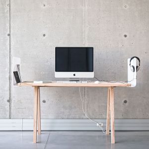 Worknest to zestaw, który pozwala na stworzenie funkcjonalnego i estetycznego miejsca pracy. bazą jest biurko oraz rodzaj parawanu, drabinki. oba wykonane z jasnego drewna.
Fot. Archiwum projektantki 