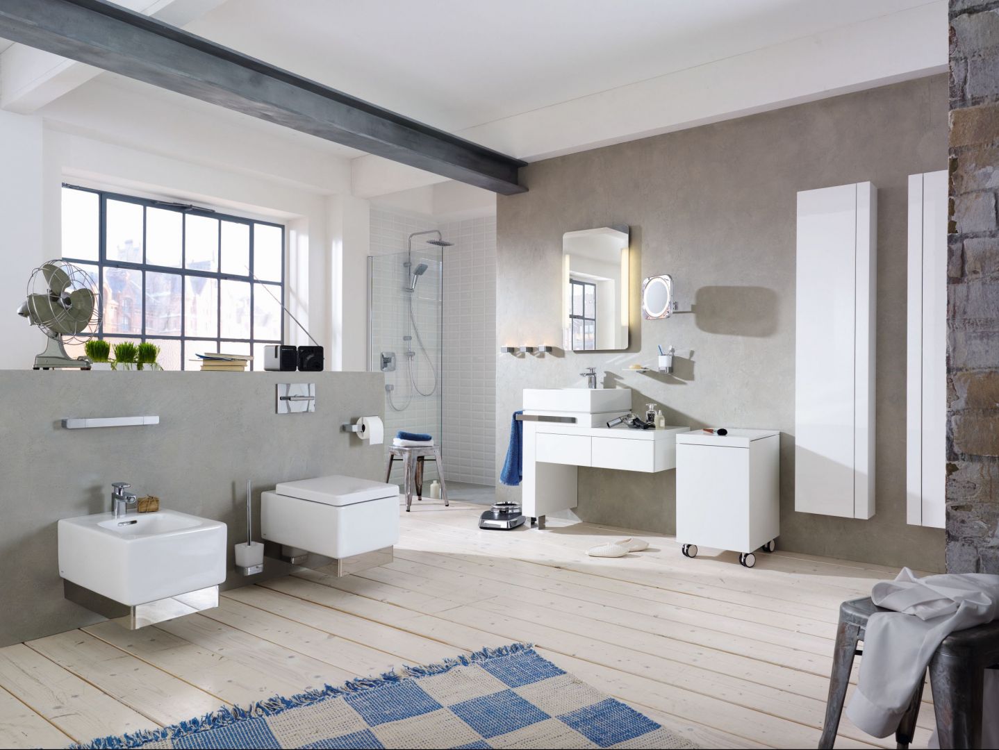 “Esprit Home Bath Concept” prod. Kludi to kompletna oferta wyposażenia łazienki w armaturę i akcesoria, meble, ceramikę sanitarną, kabiny prysznicowe i wannę. Na uwagę zasługują mobilne szafki na kółkach. Fot. Kludi