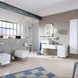 Esprit Home Bath Concept to kompletna oferta wyposażenia łazienki w meble i akcesoria. Na uwagę zasługują mobilne szafki na kółkach. Można je łatwo przesuwać i dowolnie zmieniać ich ustawienie. Fot. Kludi