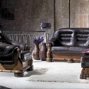 Sofa "Basso", Kler. Zestaw wypoczynkowy fotel, sofy 2- i 3-osobowe, podnóżek, lite drewno dębowe, wyposażenie dodatkowe rozkładane łóżko, schowek, drewniane stoliki kawowe Fot. Kler