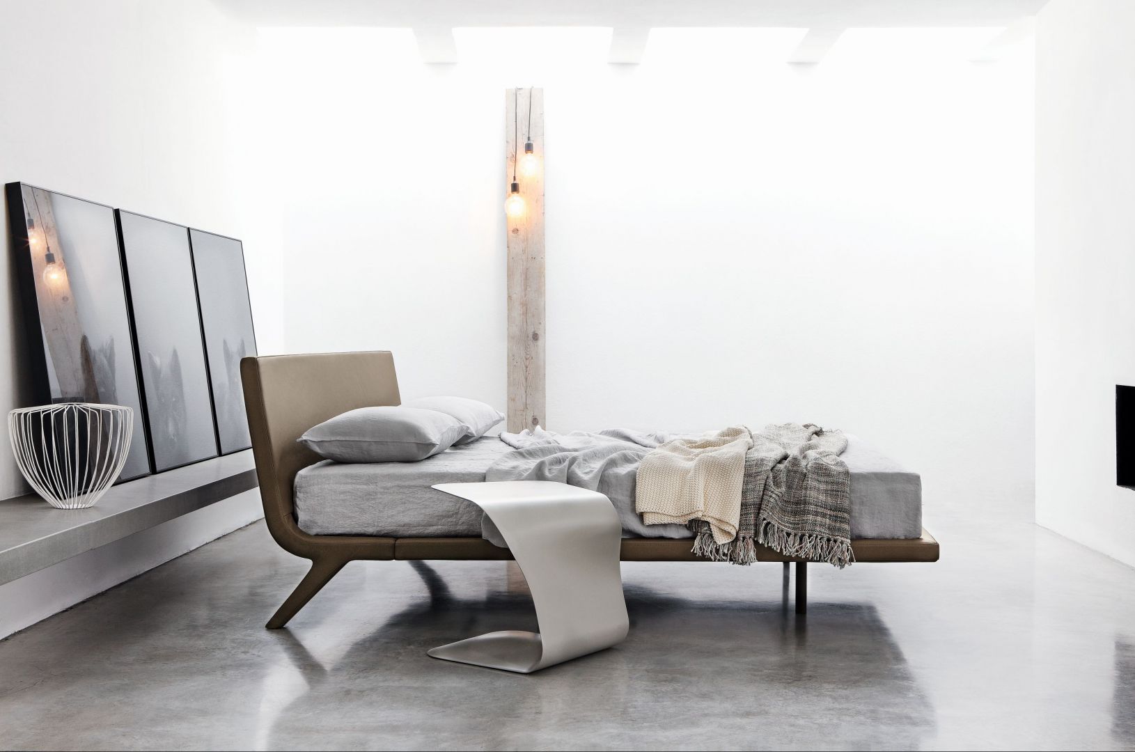 Łóżko na wysokich nóżkach ułatwia utrzymanie pomieszczenia w czystości. Fot. Bonaldo
