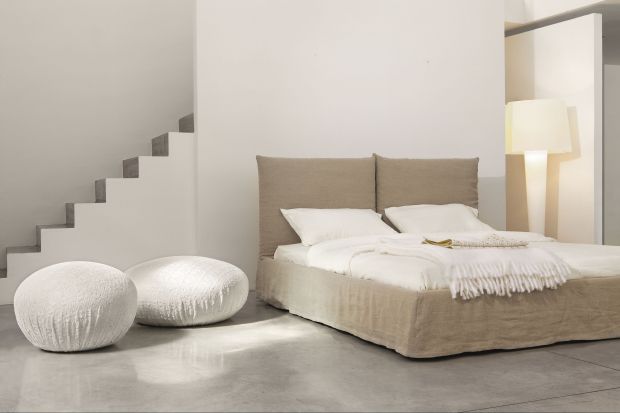 Sypialnia powinna być miejscem przjaznym i ciepłym. Jak sprawić, aby taka była? Najlepiej wybrać miękkie i przytulne łóżko tapicerowane.