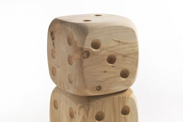 Oto stołek w&nbsp;formie przeskalowanej kostki do gry, wykonany z litego drewna cedrowego. Jest to projekt prosty i pomysłowy zarazem!