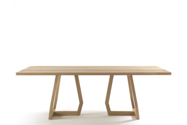 Najbardziej charakterystycznym elementem stołu "Pan Collection" są nogi. Łamana podstawa stołu podsiada geometryczny kształt przypominający trapez.