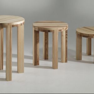 Zestaw stolików "Cylinder", które mogą równocześnie posłużyć za stoliki. Fot. Spółka Meblowa