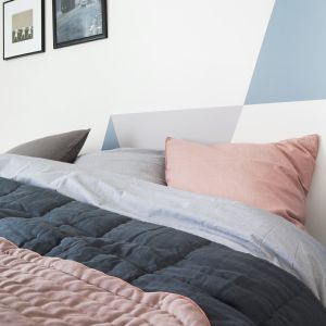 Do sypialni w stylistyce eko pasują naturalne tkaniny w jasnych, pastelowych tonacjach. Fot. Bondex. 