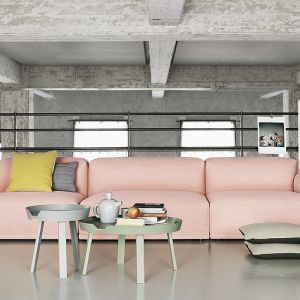 Modułowa sofa Connect w kolorze pastelowego różu. Fot. Muuto.