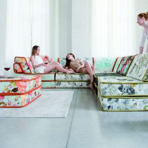 Sofa modułowa Fancy pozwala na dowolne konfiguracje w salonie. Jest również tapicerowana piękną, kolorową tkaniną. Fot. Bizzarto