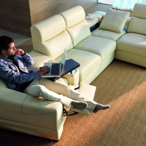 Grand Vario to sofa z wysuwanym podnóżkiem oraz szerokimi podłokietnikami. Ciekawym dodatkiem są półki, które można zamówić w elemencie narożnym. Fot. Etap Sofa 