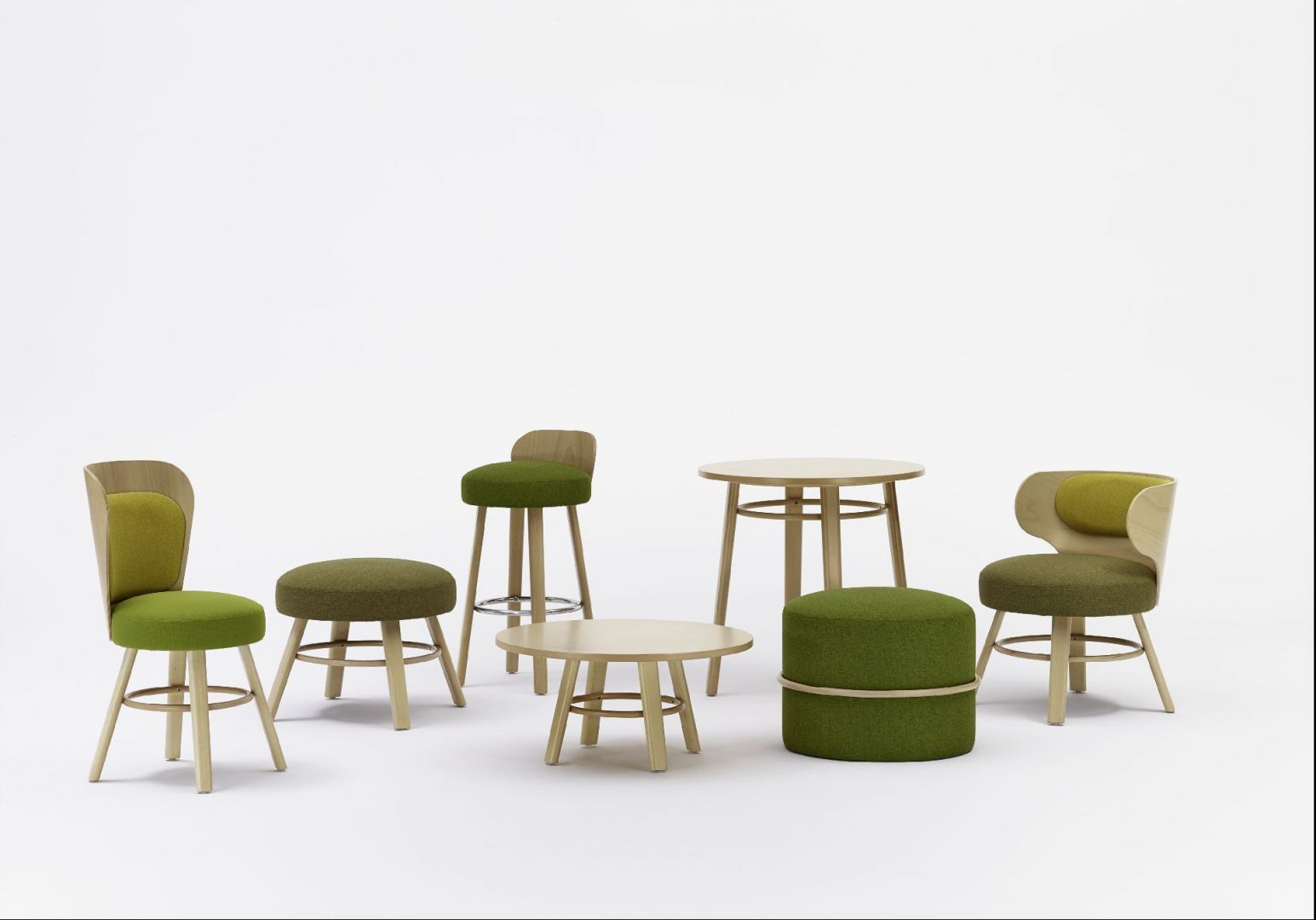 Stoliki, tapicerowane stołki oraz krzesła zaprojektowane przez Tomka Rygalika. Fot. Archiwum