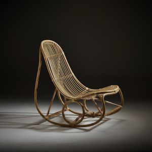 "Nanny rocking chair" to rattanowa wersja fotela bujanego. Projekt: Nanna Ditzel