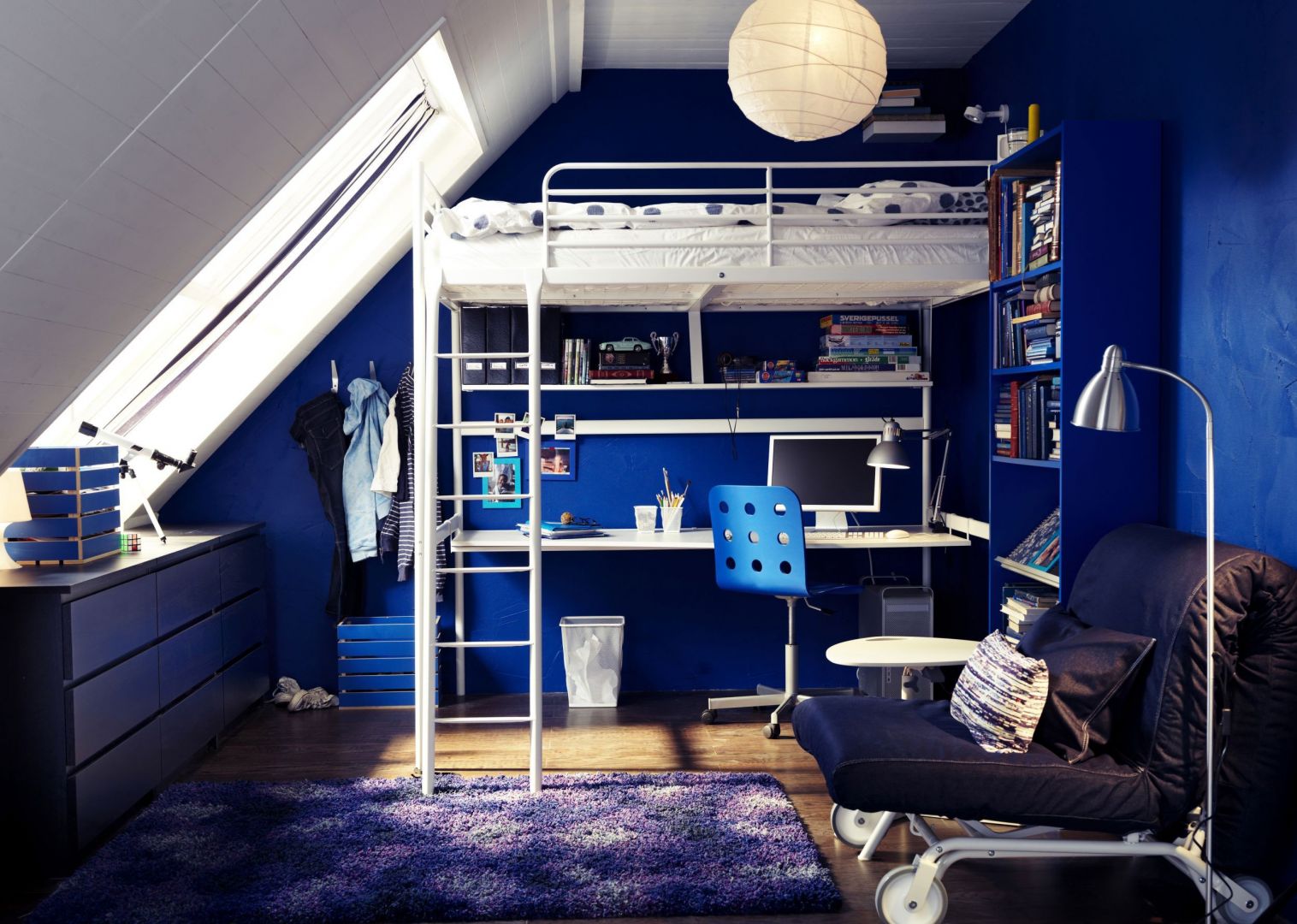 Sypialnia, gabinet plus dodatkowe rozkładane łóżko dla gościa. Fot. IKEA