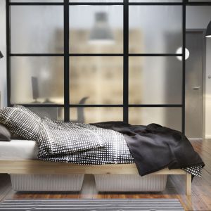 Pod łóżkiem Tarva wykonanym z litego drewna z powodzeniem zmieszczą się funkcjonalne pojemniki plastikowe. Fot. IKEA