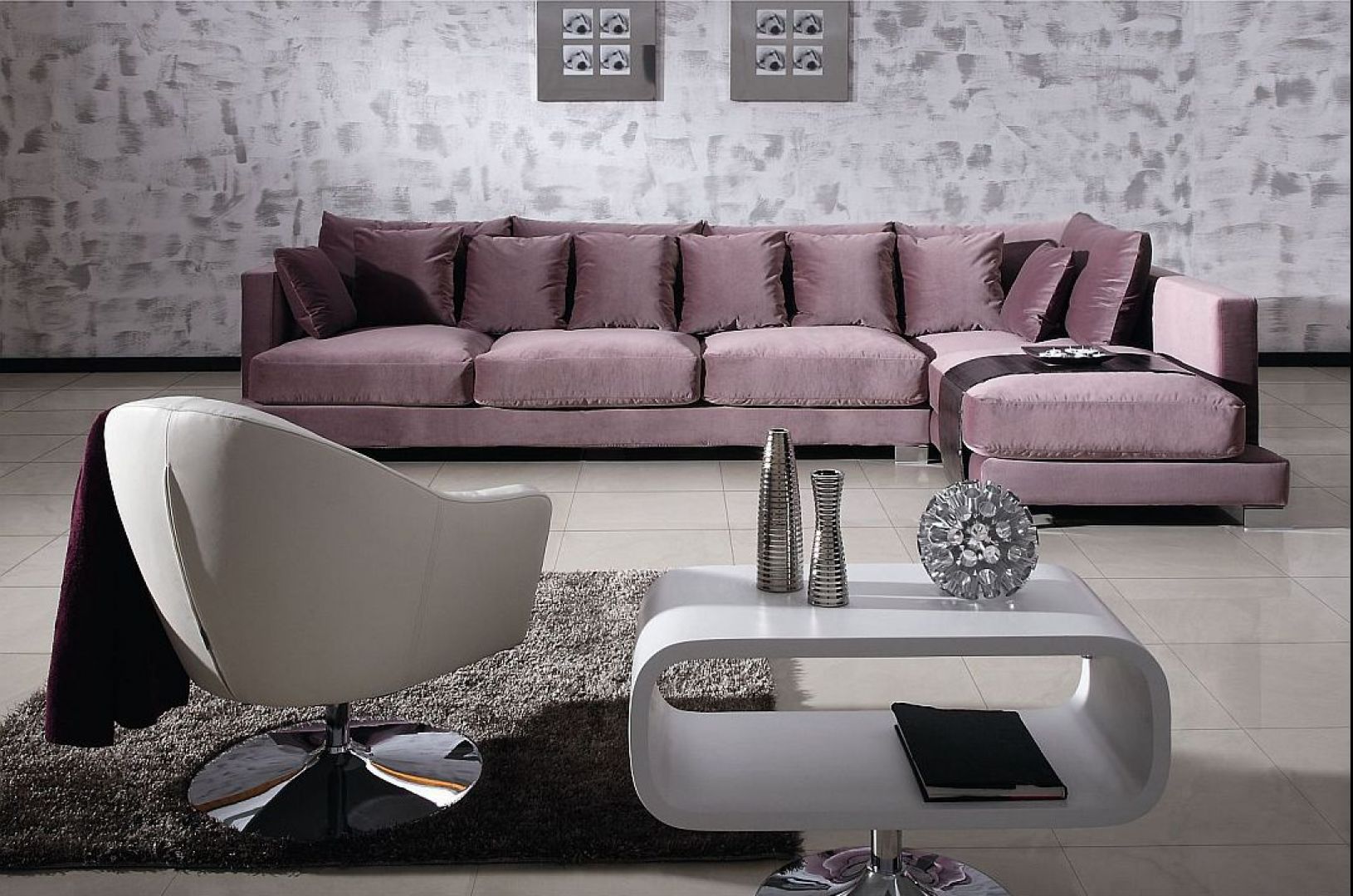 Pudrowy fiolet pięknie komponuje się delikatnie połyskującą tkaniną na sofie 