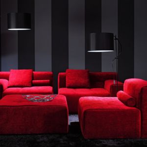 Soczyscie czerwona sofa "Com" o głębokim siedzisku to wygoda na najwyższym poziomie. Fot Almi Decor