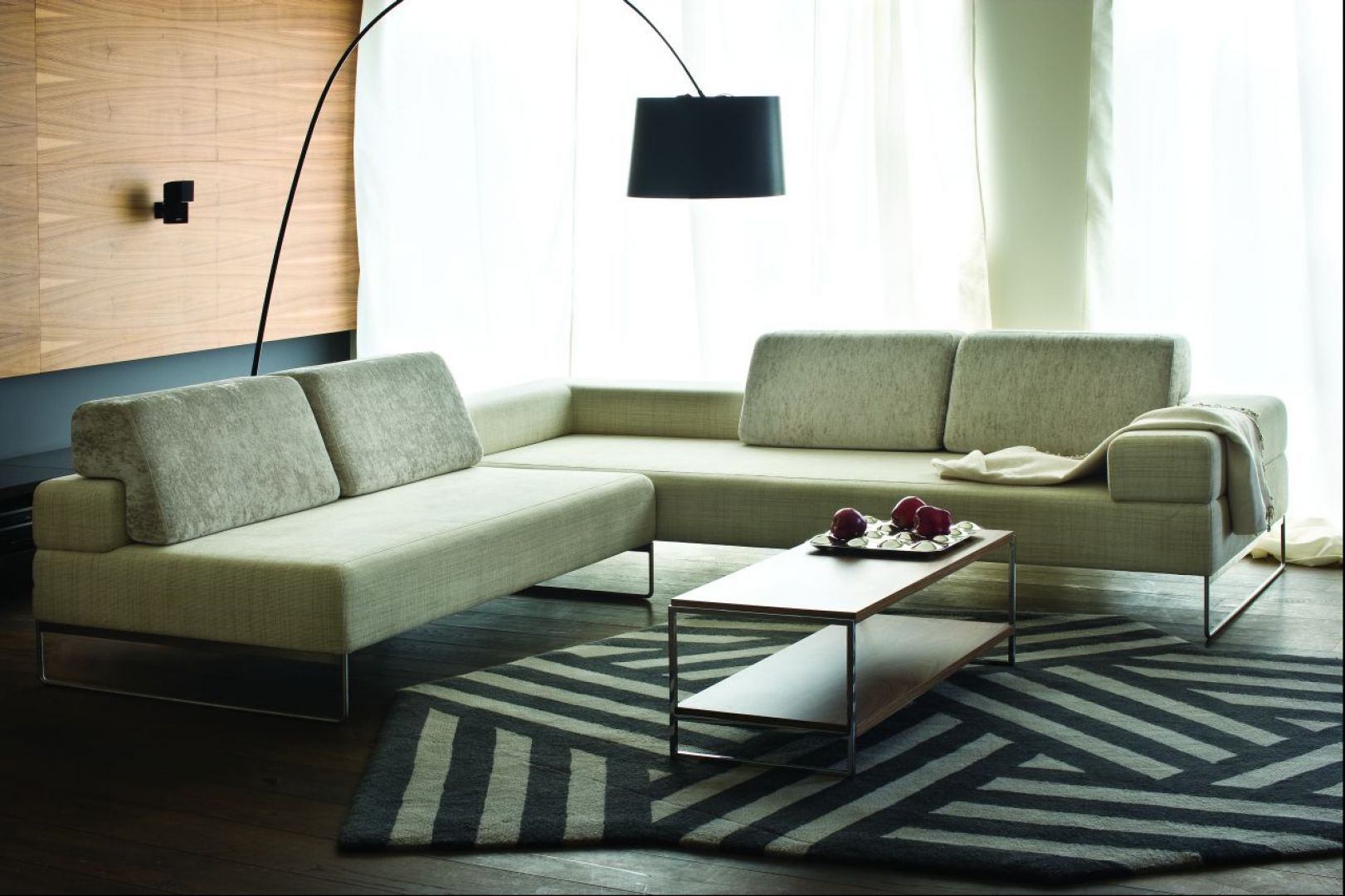 Metalowe nogi i minimalistyczne siedzisko sofy 