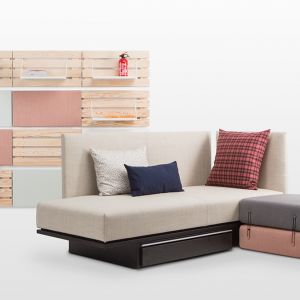 Minimalistyczna kolekcja Easy utrzymana jest w modnych obecnie pastelowych kolorach. Sofa zapewnia wiele możliwości siedzenia na niej. Fot. Noti