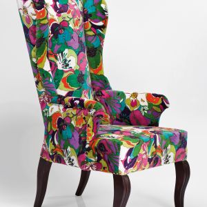 Fotel o klasycznej formie zestawionej z kwiecistą tkaniną. Oferta: Damnet. Fot. Archiwum.