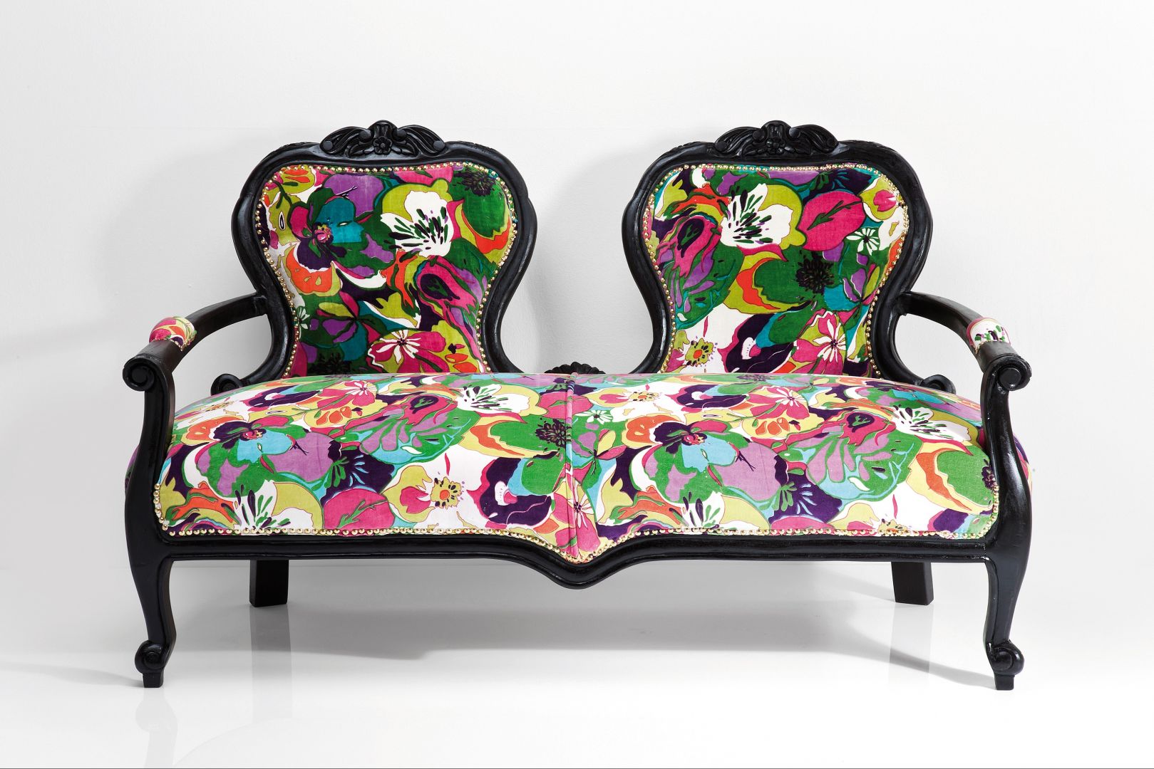 Sofa prezentuje prawdziwą Dżunglę wzorów i kolorów na tkaninie. Oferta: Damnet. Fot. Archiwum.