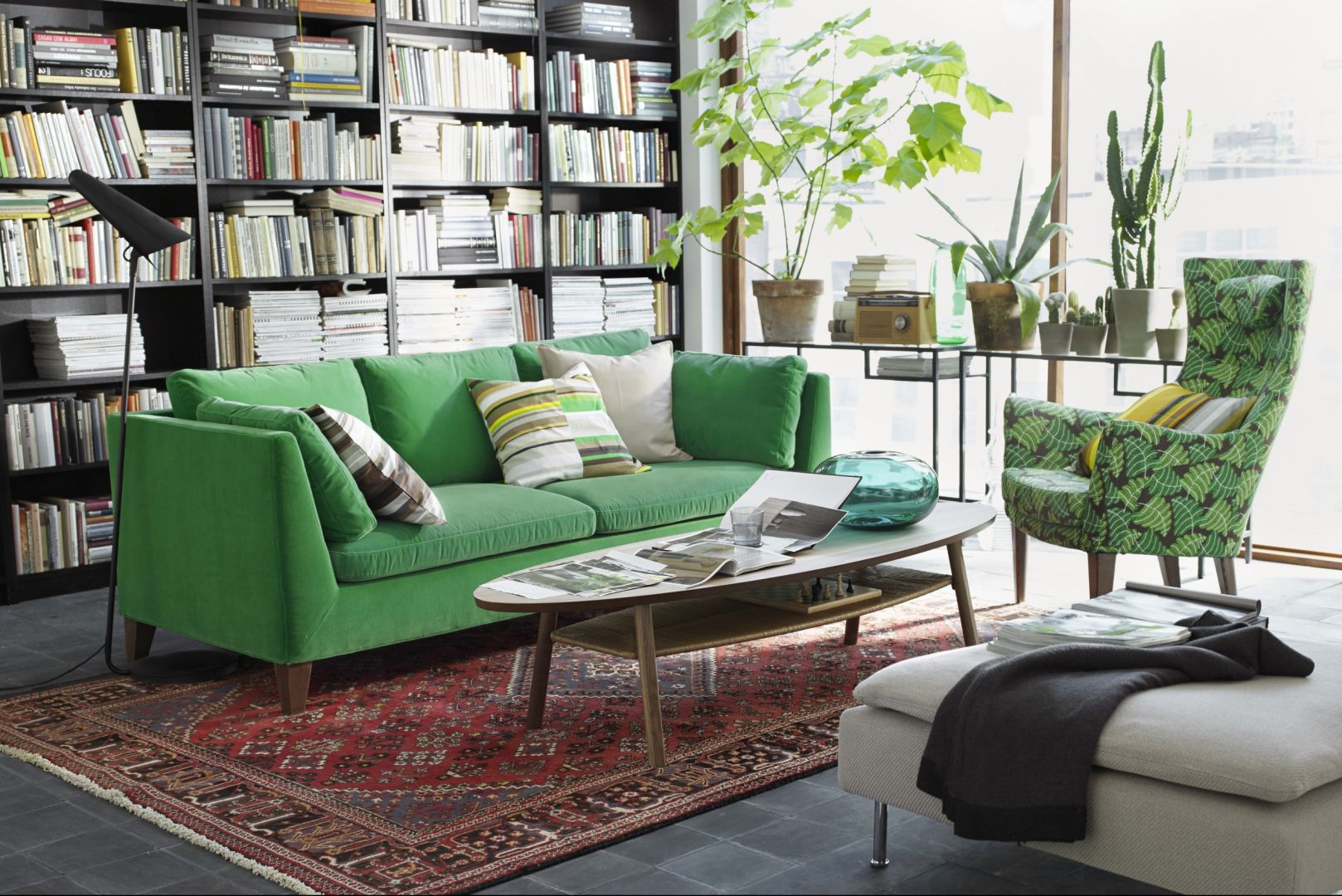 Kiedy za oknem robi się zielono, najchętniej tą soczystą barwę przenieślibyśmy do salonu. Wówczas sprawdzą się meble w tej barwie lub fotel w wiosenno-zielone liście. Na zdjęciu meble firmy IKEA. Fot. IKEA. 