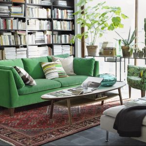 Kiedy za oknem robi się zielono, najchętniej tą soczystą barwę przenieślibyśmy do salonu. Wówczas sprawdzą się meble w tej barwie lub fotel w wiosenno-zielone liście. Na zdjęciu meble firmy IKEA. Fot. IKEA. 