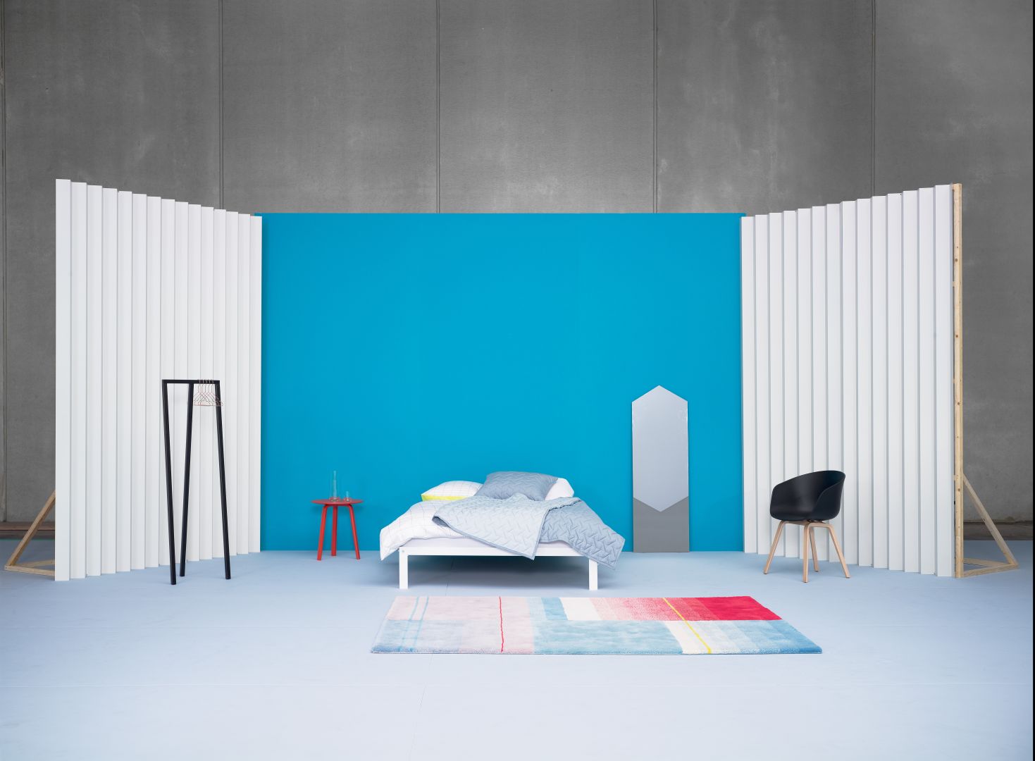 Prosta forma to zalety minimalistycznej sypialni. Fot. Hay