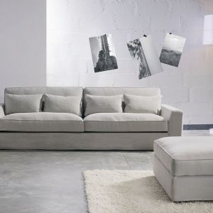 Sofa z kolekcji "New York" marki Sits. To doskonałe miejsce do spotkań z przyjaciółmi. Jej atutem jest też modna minimalistyczna stylistyka. Cena: od 4.745 zł Fot. Sits. 