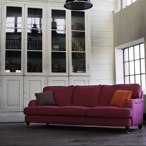 Sofa "Cambridge" marki Sits to model charakteryzujący się licznymi elementami, akcentującymi jej klasyczny rodowód. Są to: podłokietniki w formie wałków, łagodne, zaokrąglone oparcie oraz stylizowane nóżki na kółkach. Cena: od 4.620 Fot. Sits 