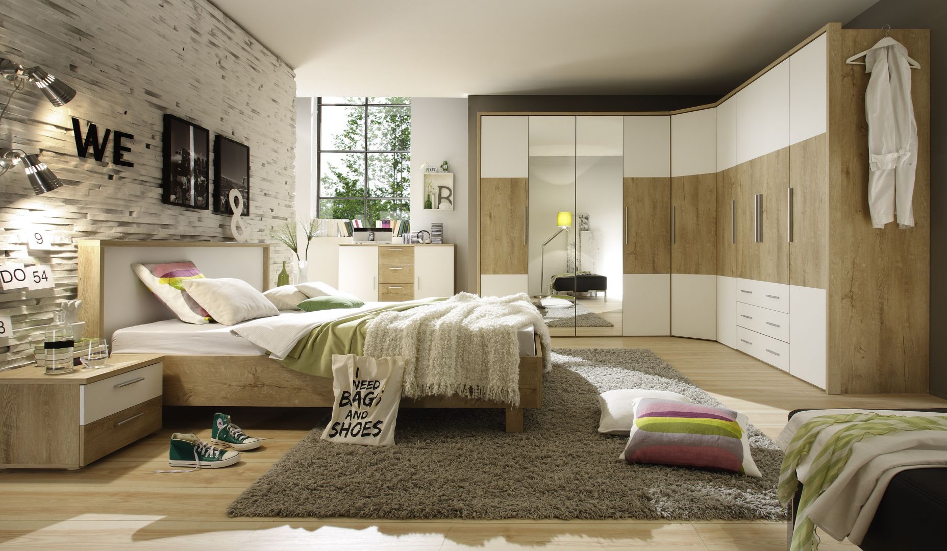 Dużym zainteresowaniem w sypialniach cieszą się m.in. szafy, które można ciekawie zestawiać, tworząc np. kombinacje narożne. Na zdjęciu – sypialnia „Helios” firmy Helvetia Wieruszów. Fot. Archiwum.