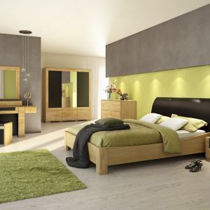 Sypialnia „Rossano” firmy Mebin charakteryzuje się prostymi, geometrycznymi liniami oraz jasnym wybarwieniem w kolorze naturalnego drewna. Fot. Mebin