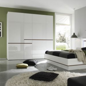 Nowoczesną stylistykę prezentuje sypialnia Neve, która dodatkowo została uzupełniona o wstawki z drewnianym dekorem. Fot. Helvetia Wieruszów