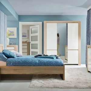 Sypialnia „Danton” firmy BRW to minimalistyczna forma oraz ciekawe zestawienie kolorów i faktur. Zestawienie okleiny imitującej usłojenie drewna z gładkim, połyskującym frontem w kolorze bieli jest wyrazem najnowszych trendów wnętrzarskich. Fot. BRW