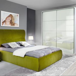 "Dalia" to zestaw do sypialni firmy Wajnert. Sypialnia - łóżko oraz szafka nocna są w całości tapicerowane, zgodnie z modą. Fot. Wajnert