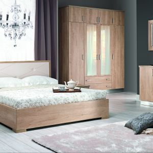 Nebrasca to sypialnia prezentująca geometryczną, nowoczesną formę oraz rysunek drewna. Cena łóżka: około 700 zł. Fot. Stolwit 