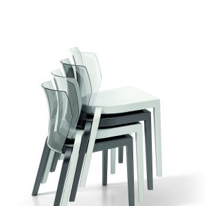 Krzesła "BI" mogą być składane jedno na drugim. Fot. Dado Design. 