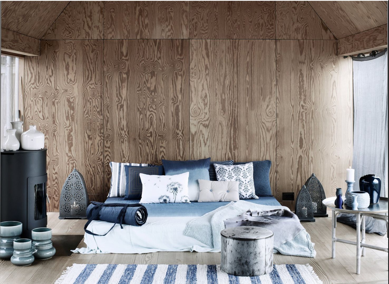 Różne odcienie niebieskiego doskonale pasują do aranżacji sypialni Fot.Brose Copenhagen